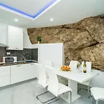Hidden Gem - Two Bedroom With Terrace And Sea View
