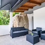 Apartament Hidden Gem - Two Bedroom With Terrace And Sea View