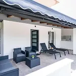Hidden Gem - Two Bedroom With Terrace And Sea View *