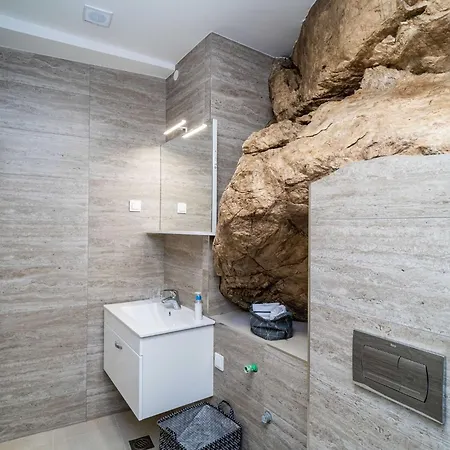 Hidden Gem - Two Bedroom With Terrace And Sea View Apartmán *