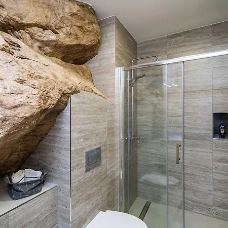Hidden Gem - Two Bedroom With Terrace And Sea View Apartmán