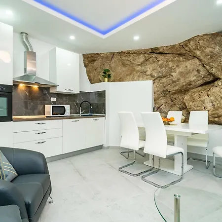 Hidden Gem - Two Bedroom With Terrace And Sea View Apartman *