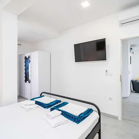 Hidden Gem - Two Bedroom With Terrace And Sea View Apartmán