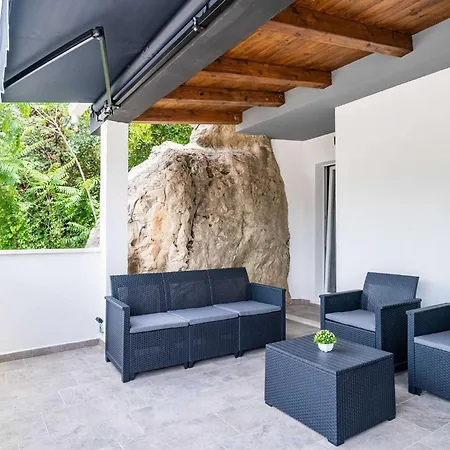 Apartman Hidden Gem - Two Bedroom With Terrace And Sea View
