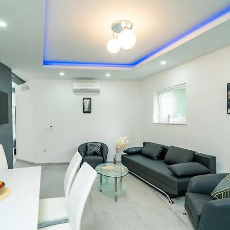 Apartment Hidden Gem - Two Bedroom With Terrace And Sea View