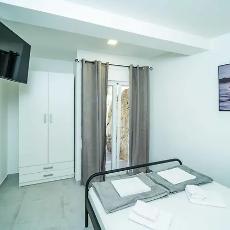 Hidden Gem - Two Bedroom With Terrace And Sea View *