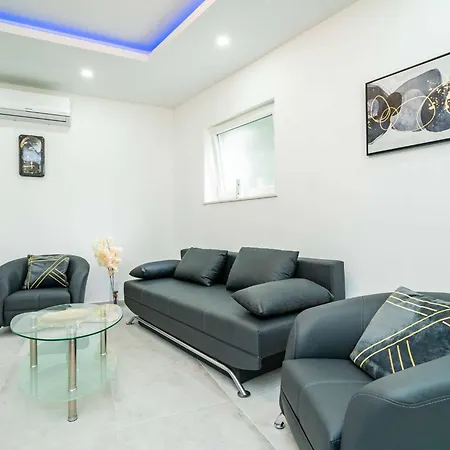 Hidden Gem - Two Bedroom With Terrace And Sea View