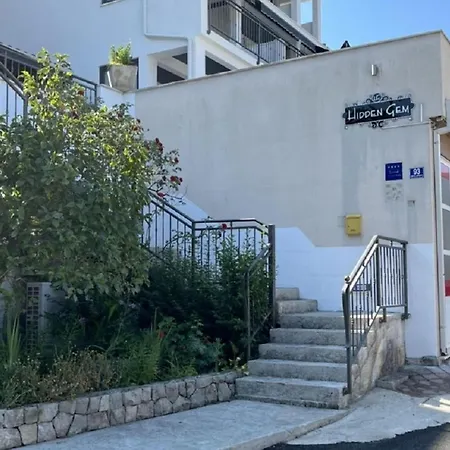 Apartment Hidden Gem - Two Bedroom With Terrace And Sea View
