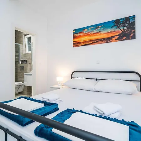 Apartment Hidden Gem - Two Bedroom With Terrace And Sea View Molunat