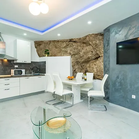 Hidden Gem - Two Bedroom With Terrace And Sea View *