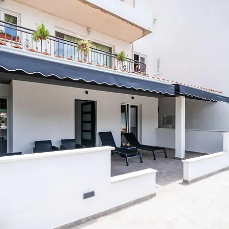 Apartment Hidden Gem - Two Bedroom With Terrace And Sea View Molunat