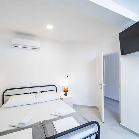 Hidden Gem - Two Bedroom With Terrace And Sea View *