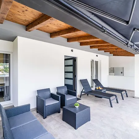 Hidden Gem - Two Bedroom With Terrace And Sea View Molunat