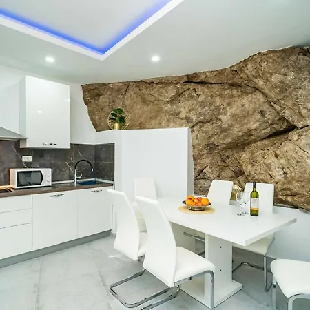 Hidden Gem - Two Bedroom With Terrace And Sea View