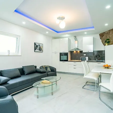 Apartment Hidden Gem - Two Bedroom With Terrace And Sea View *