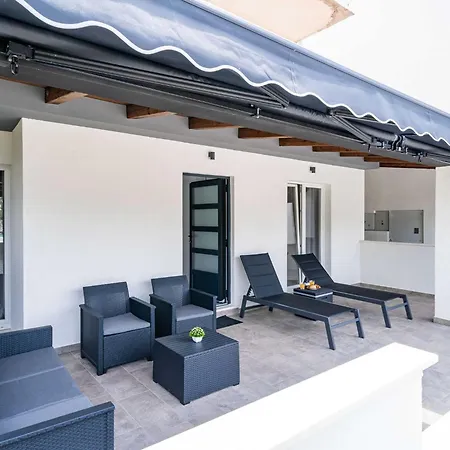 Hidden Gem - Two Bedroom With Terrace And Sea View *