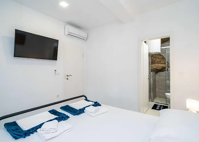 Hidden Gem - Two Bedroom With Terrace And Sea View شقة *