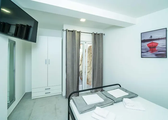 Hidden Gem - Two Bedroom With Terrace And Sea View *