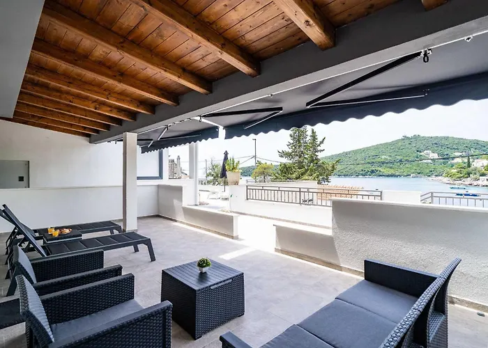 Hidden Gem - Two Bedroom With Terrace And Sea View مولونات