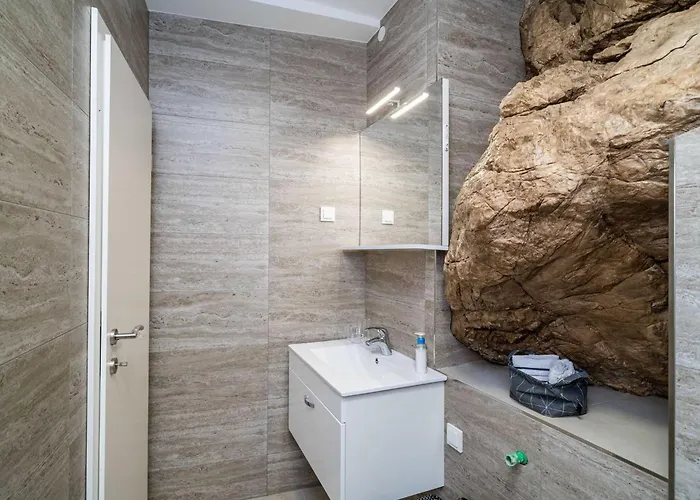 Hidden Gem - Two Bedroom With Terrace And Sea View شقة *