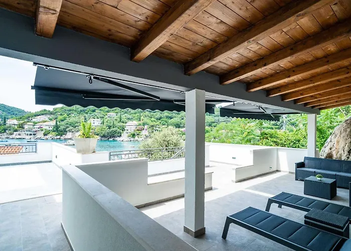 Hidden Gem - Two Bedroom With Terrace And Sea View *