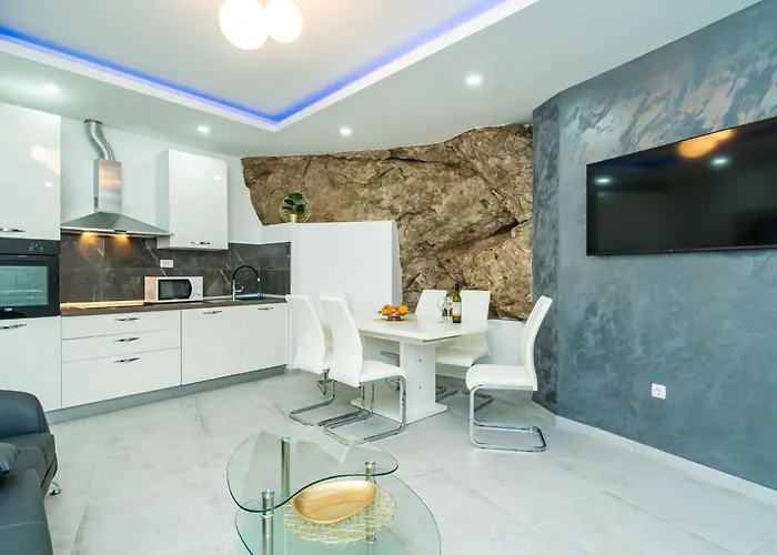 Hidden Gem - Two Bedroom With Terrace And Sea View *