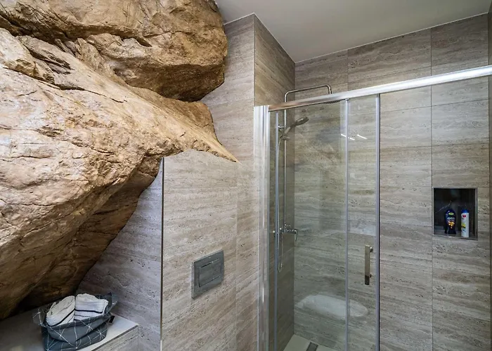 Hidden Gem - Two Bedroom With Terrace And Sea View شقة