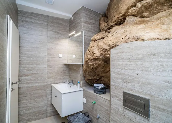 Hidden Gem - Two Bedroom With Terrace And Sea View شقة *