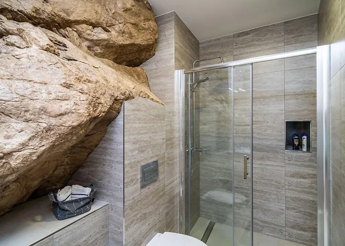 Hidden Gem - Two Bedroom With Terrace And Sea View شقة