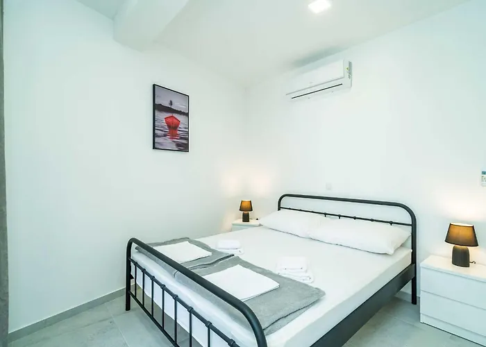 Hidden Gem - Two Bedroom With Terrace And Sea View * مولونات