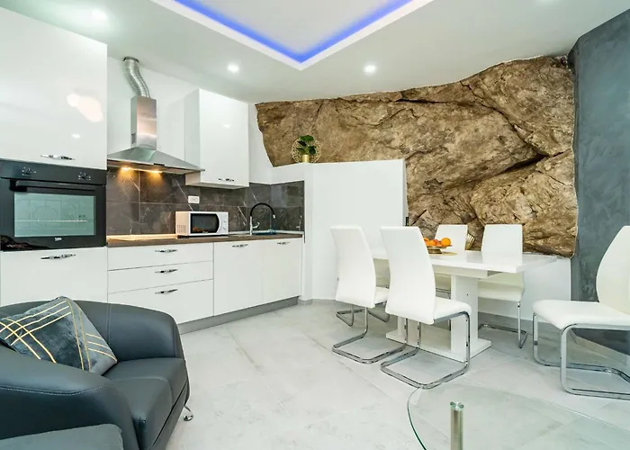 Hidden Gem - Two Bedroom With Terrace And Sea View شقة *