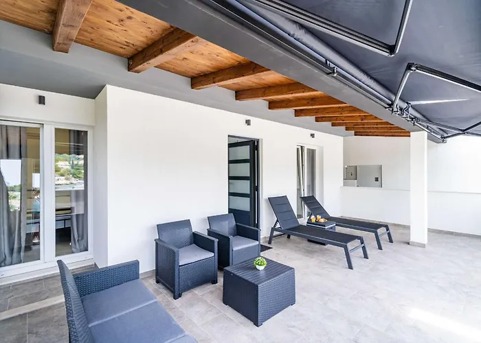 Hidden Gem - Two Bedroom With Terrace And Sea View مولونات