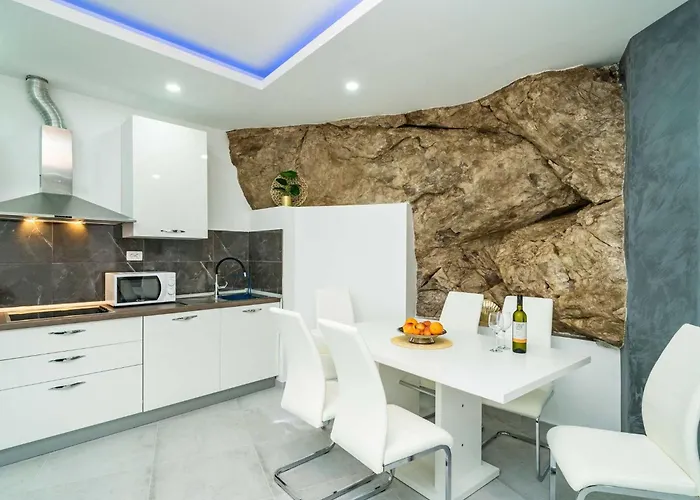 Hidden Gem - Two Bedroom With Terrace And Sea View