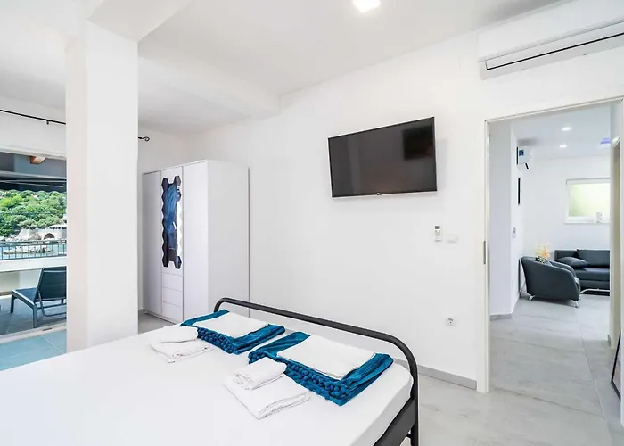 Hidden Gem - Two Bedroom With Terrace And Sea View شقة