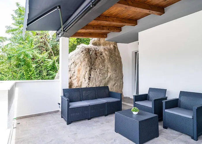 شقة Hidden Gem - Two Bedroom With Terrace And Sea View