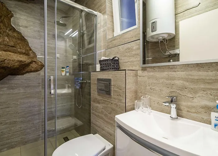 Hidden Gem - Two Bedroom With Terrace And Sea View شقة *