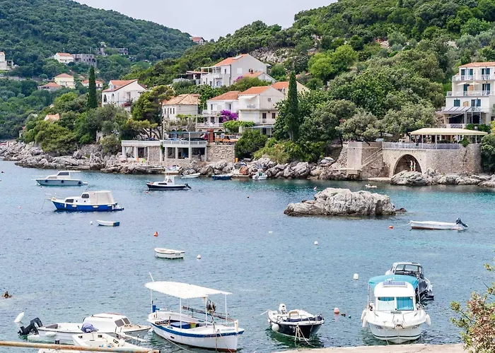 Hidden Gem - Two Bedroom With Terrace And Sea View * مولونات