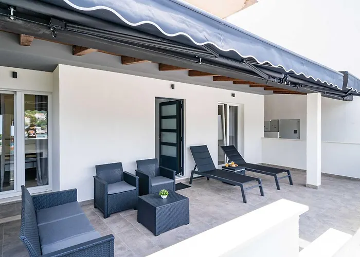 Hidden Gem - Two Bedroom With Terrace And Sea View *